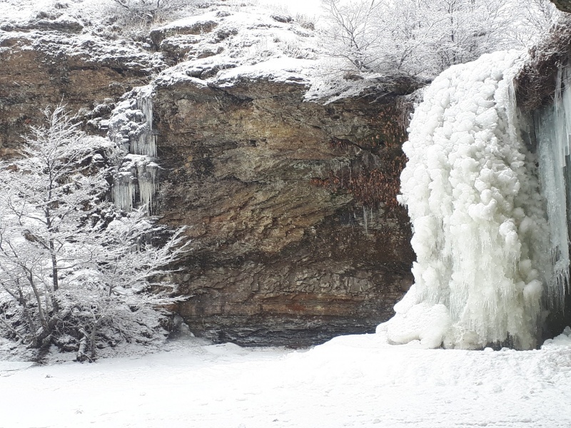 Cascada congelada en Río Turbio